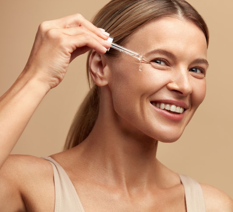 Serum do twarzy – jak je stosować i na jakie efekty można liczyć? Sprawdź!