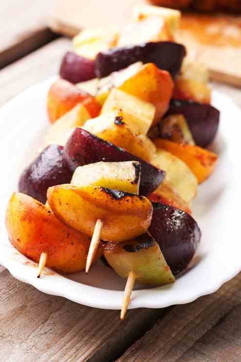 Ananas, banany i inne owoce z grilla