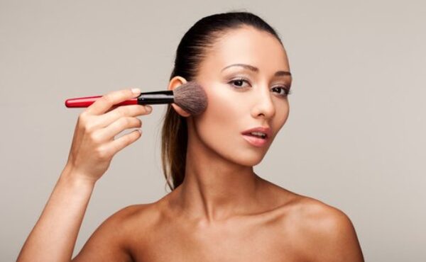 7 błędów w makijażu, które sprawiają, że wyglądasz na zmęczoną