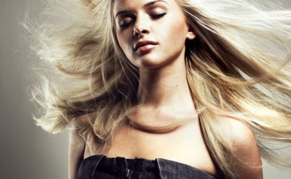 Sposób na elektryzujące się włosy