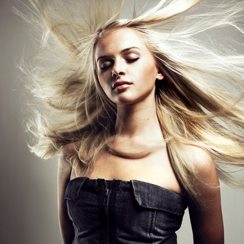 Sposób na elektryzujące się włosy