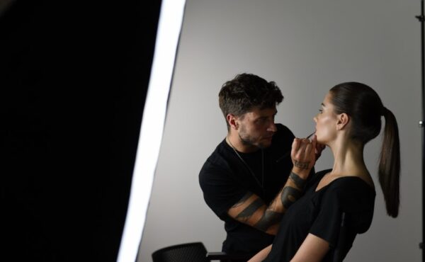 Idealna oprawa twoich oczu. Sprawdź, jak stylizować brwi