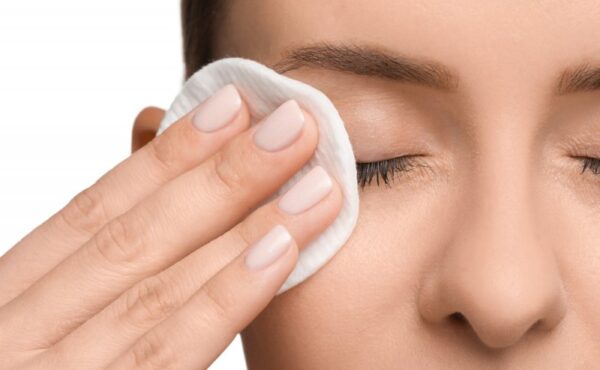 Skuteczny demakijaż – czym najlepiej oczyszczać skórę?
