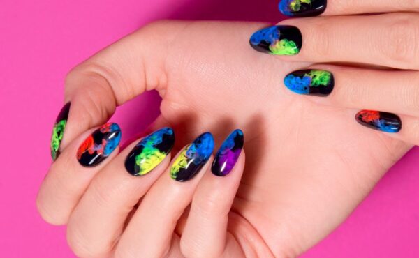 Poznaj Smoke Powder Indigo i wykonaj dymny manicure