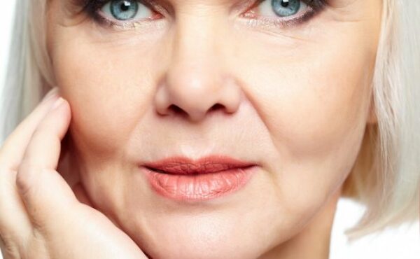 Opadająca powieka to twój problem? Poznaj sposób wizażystki