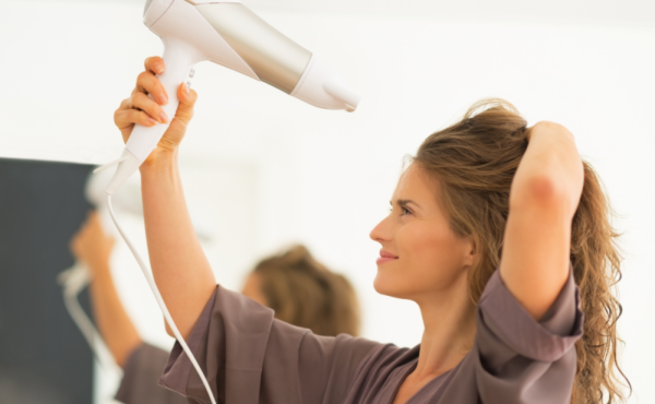 Jak prawidłowo suszyć włosy? Na pewno nie głową w dół!