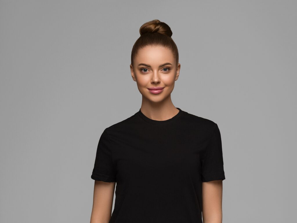 T-shirt w stylu glamour? Jak zmienić zwykły zestaw w spektakularną stylizację?