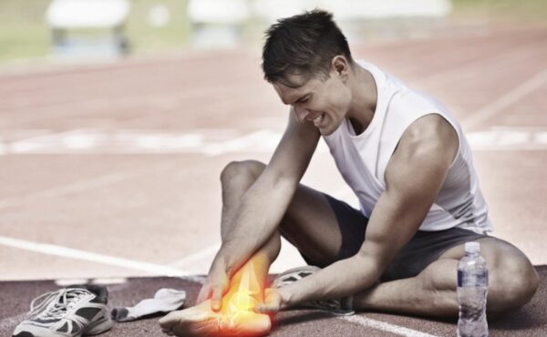 Jak postępować ze skręconą kostką?