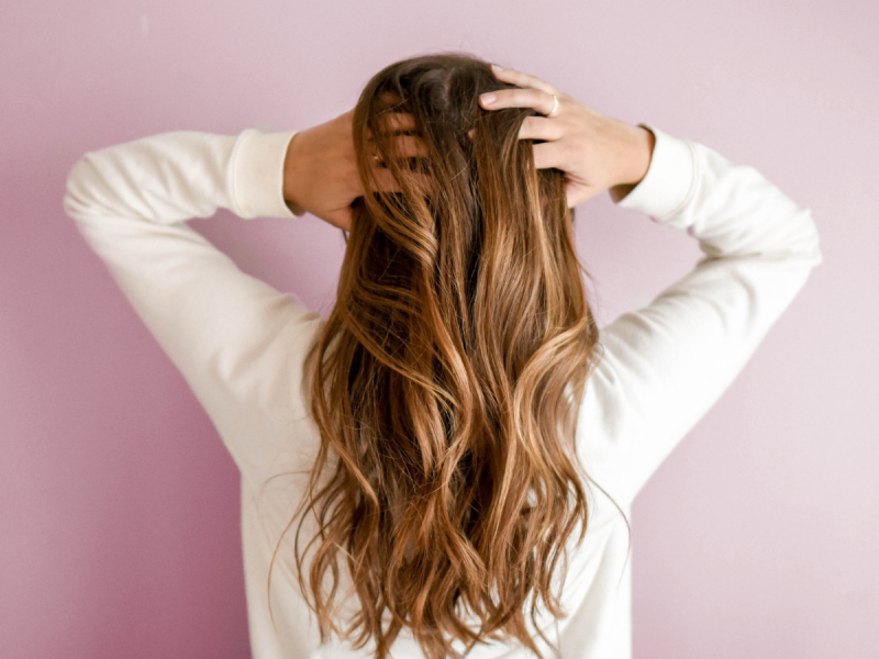 Gładkie i lśniące włosy – jak uzyskać taki efekt domowymi sposobami?