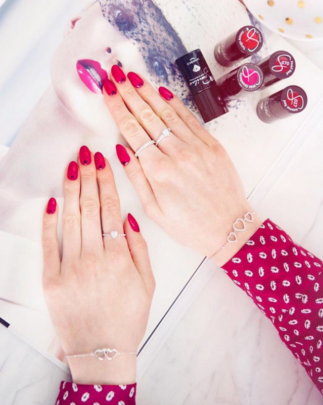 Którą walentynkową czerwień nałożą na paznokcie instagramerki?