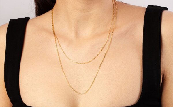 Biżuteria, którą musisz mieć: złoty łańcuszek to must-have!