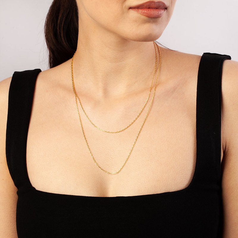 Biżuteria, którą musisz mieć: złoty łańcuszek to must-have!